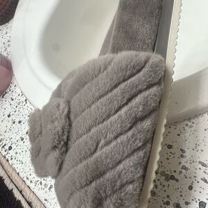 Dr.Scholl’s gray fluffy slipper/sandal great buy never worn✍🏽